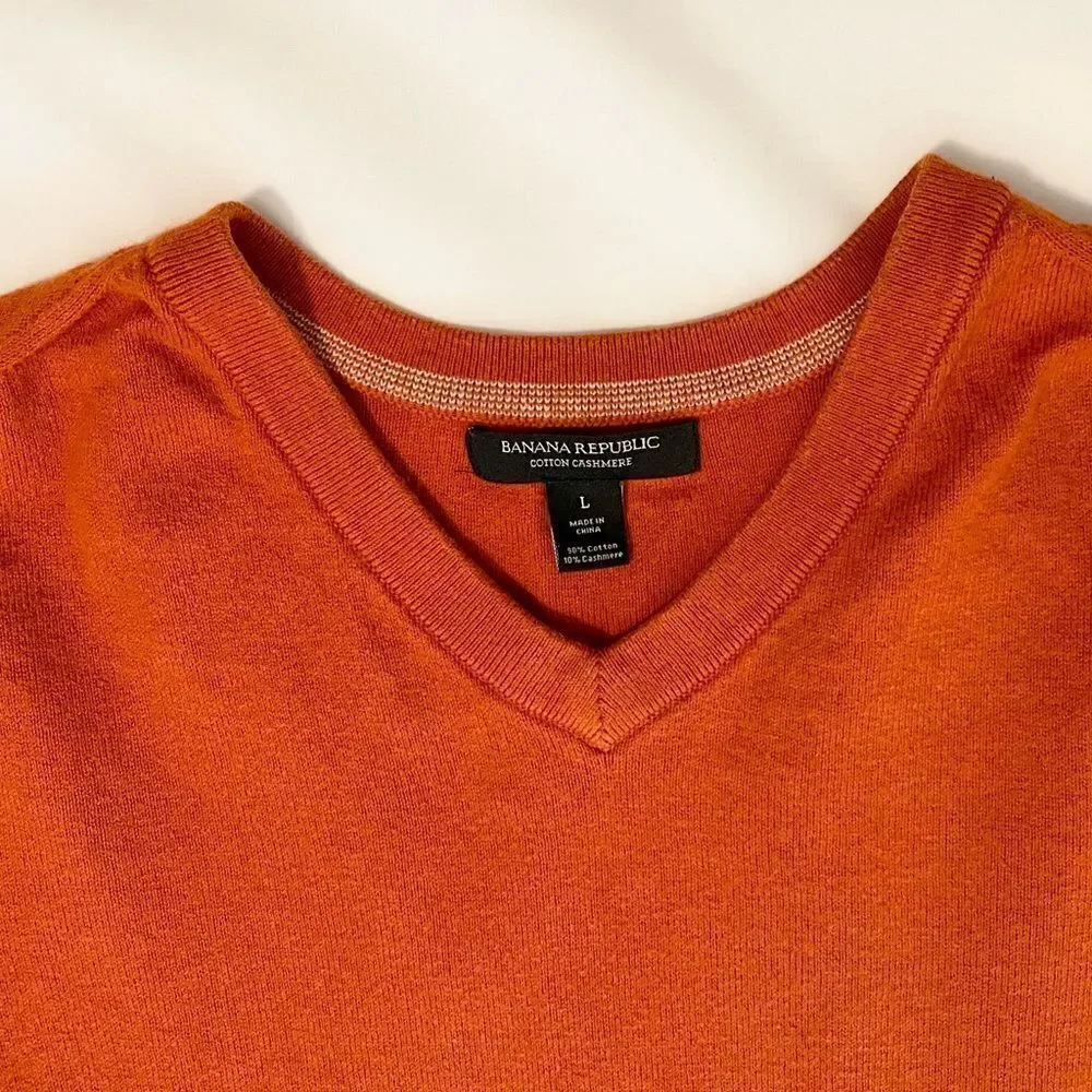 Banana Republic cotton cashmere orange v-neck sweater. Size Large